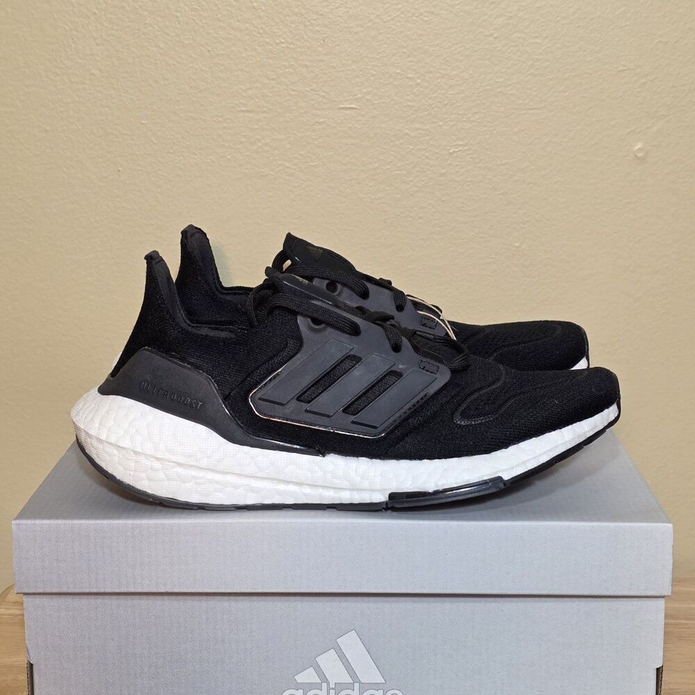 Adidas Ultraboost 22 Women's Size 8.5 White Black Running Shoes GX5591 NEW